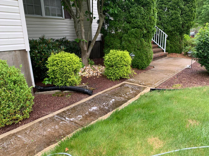 power washing dirty sidewalk in Mercer county NJ before shot